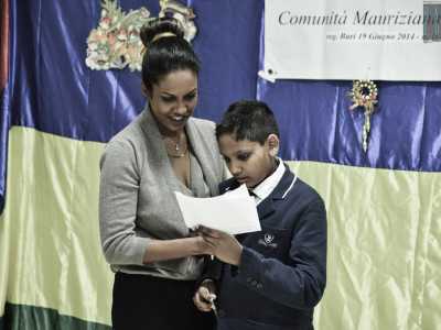Un bambino mauriziano mentre recita una poesia